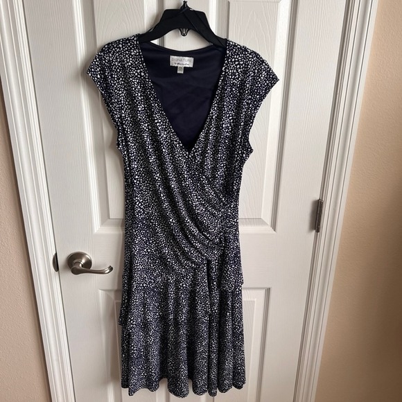 Signature by Robbie Bee Dress Faux Wrap Tiered PM Petite Medium Navy White - Picture 2 of 10